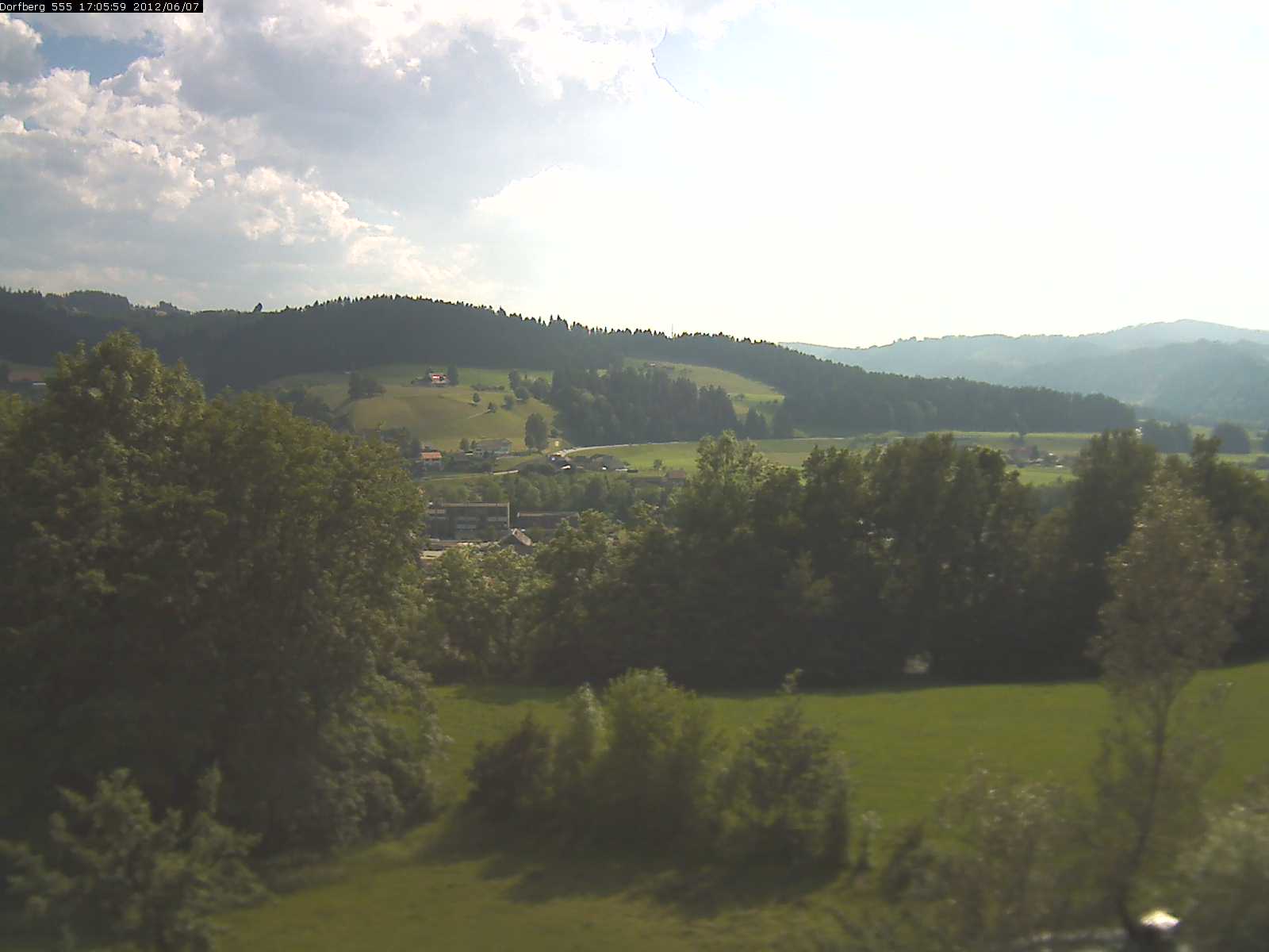 Webcam-Bild: Aussicht vom Dorfberg in Langnau 20120607-170600