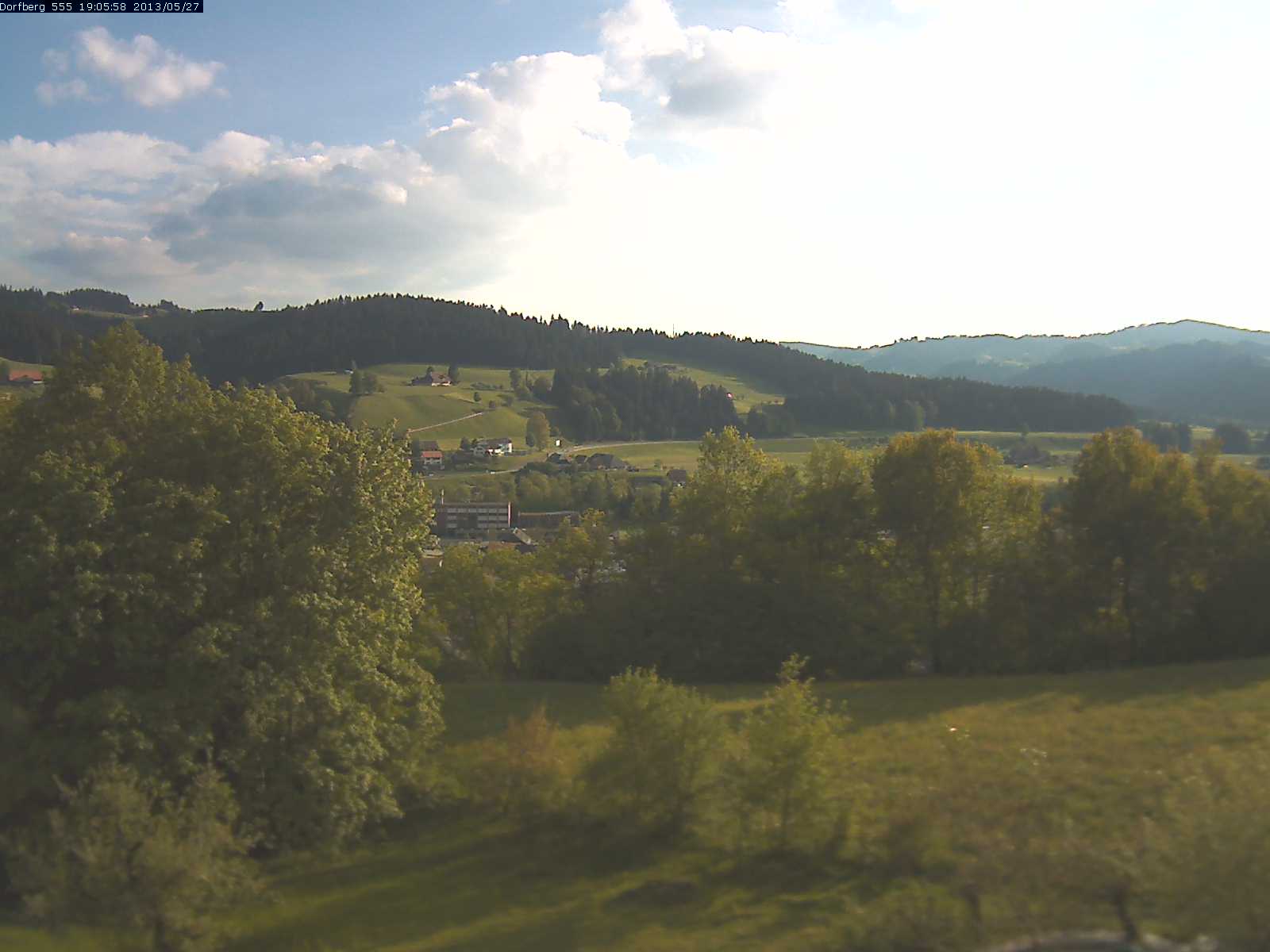 Webcam-Bild: Aussicht vom Dorfberg in Langnau 20130527-190600
