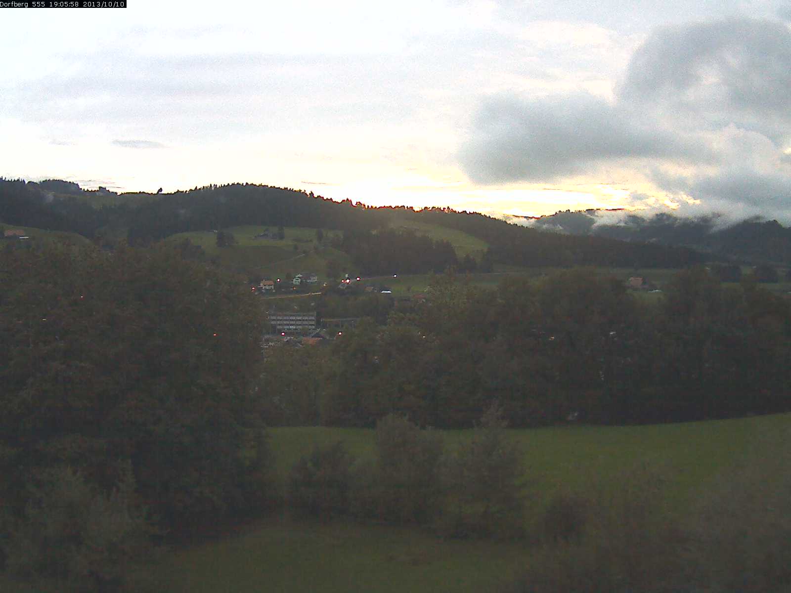 Webcam-Bild: Aussicht vom Dorfberg in Langnau 20131010-190600