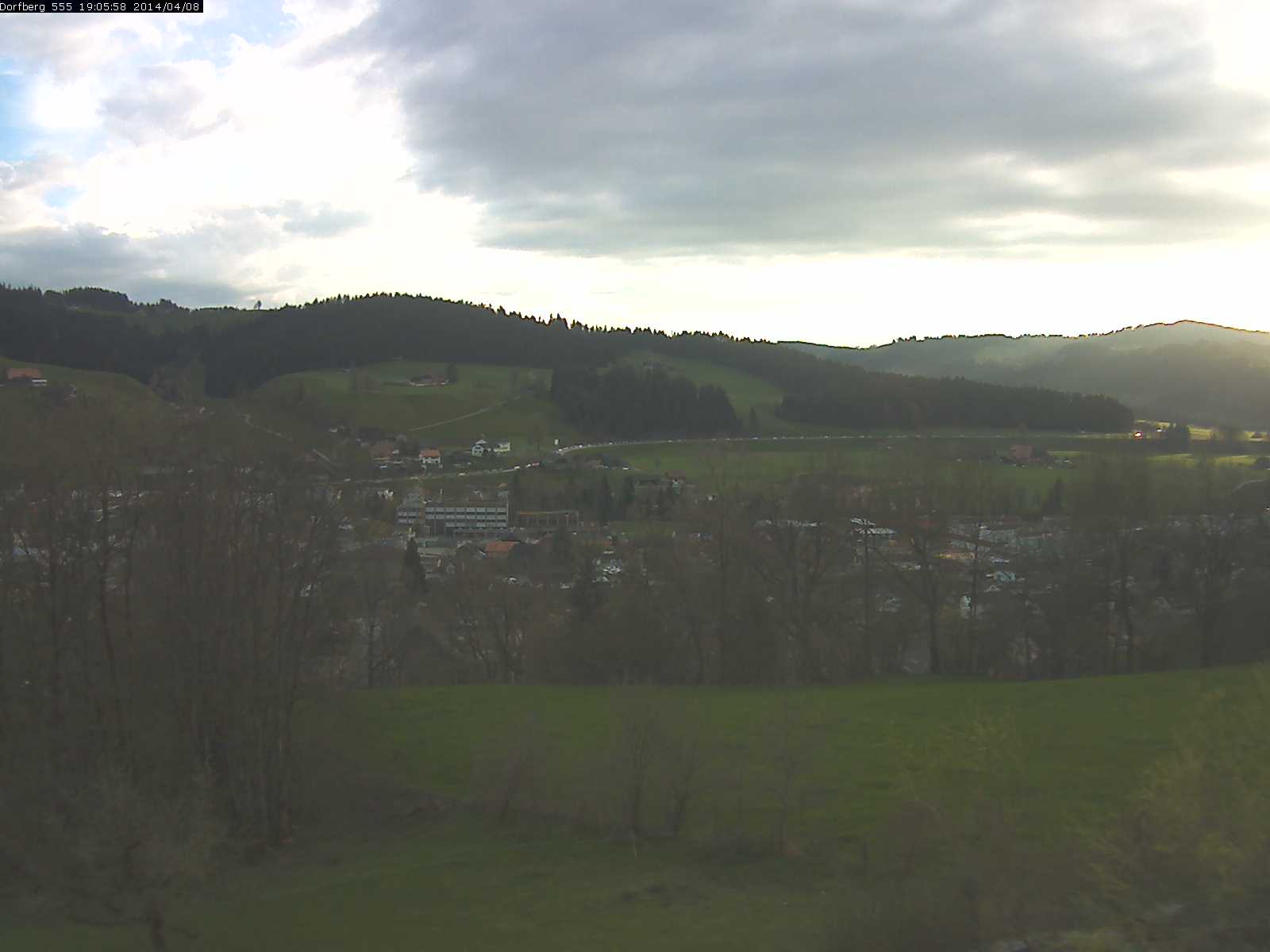 Webcam-Bild: Aussicht vom Dorfberg in Langnau 20140408-190600