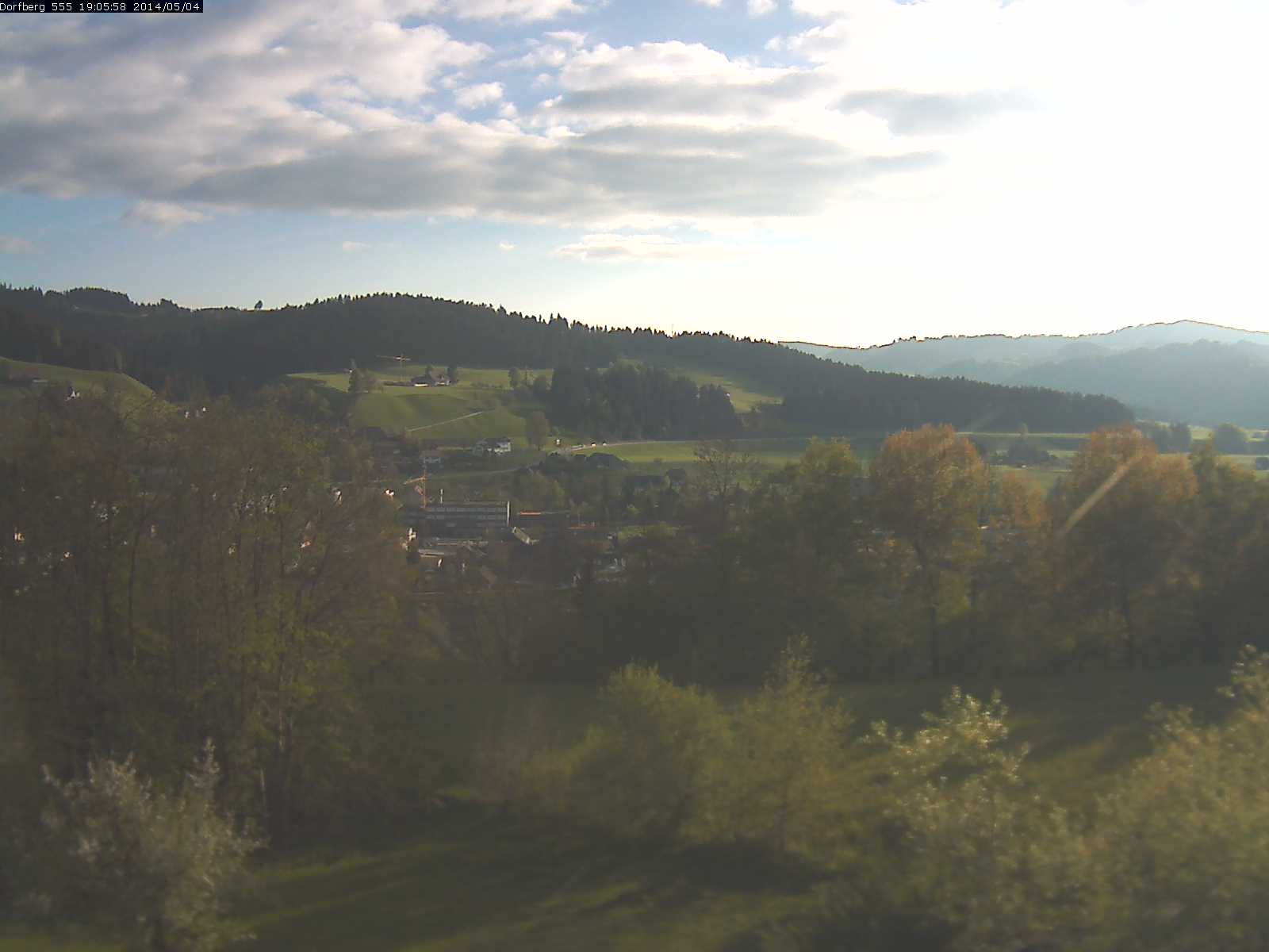 Webcam-Bild: Aussicht vom Dorfberg in Langnau 20140504-190600