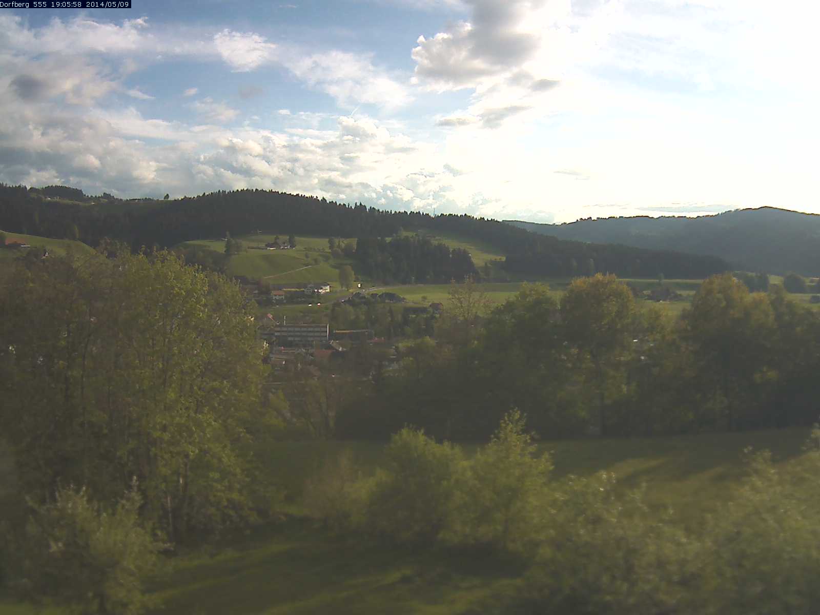Webcam-Bild: Aussicht vom Dorfberg in Langnau 20140509-190600