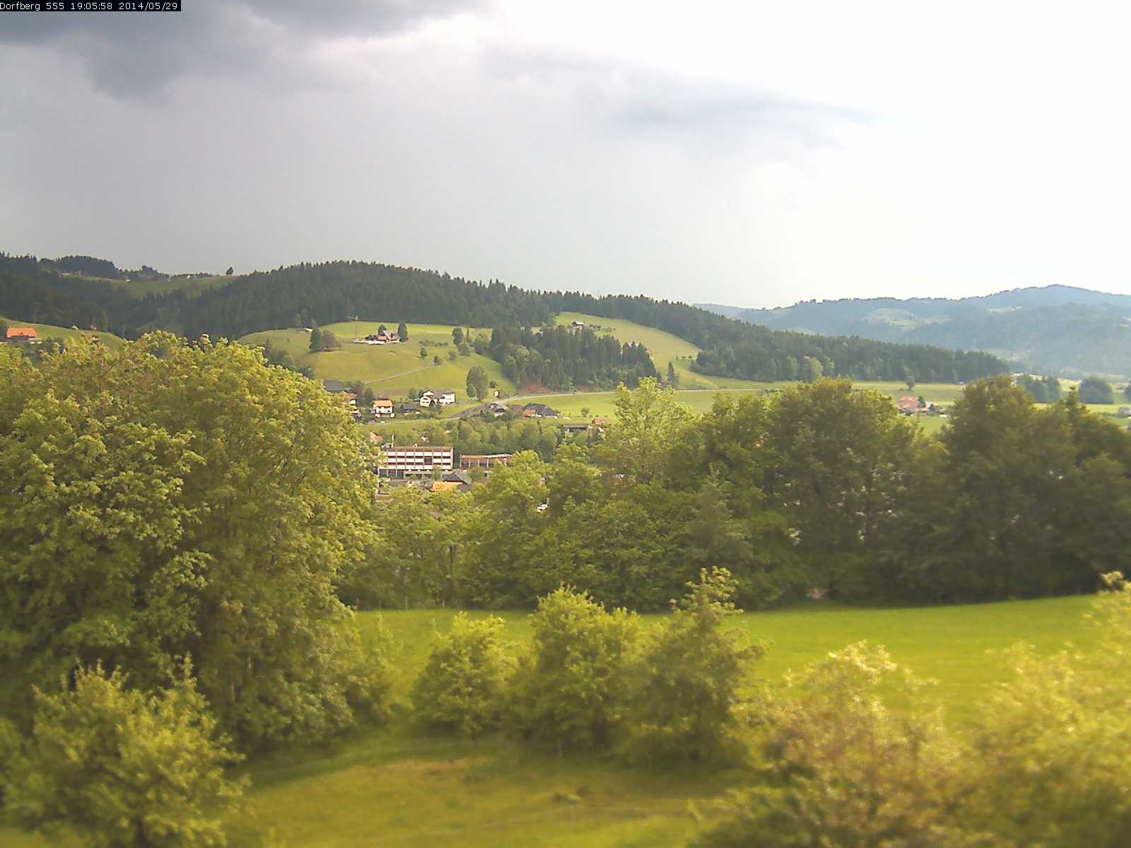 Webcam-Bild: Aussicht vom Dorfberg in Langnau 20140529-190600