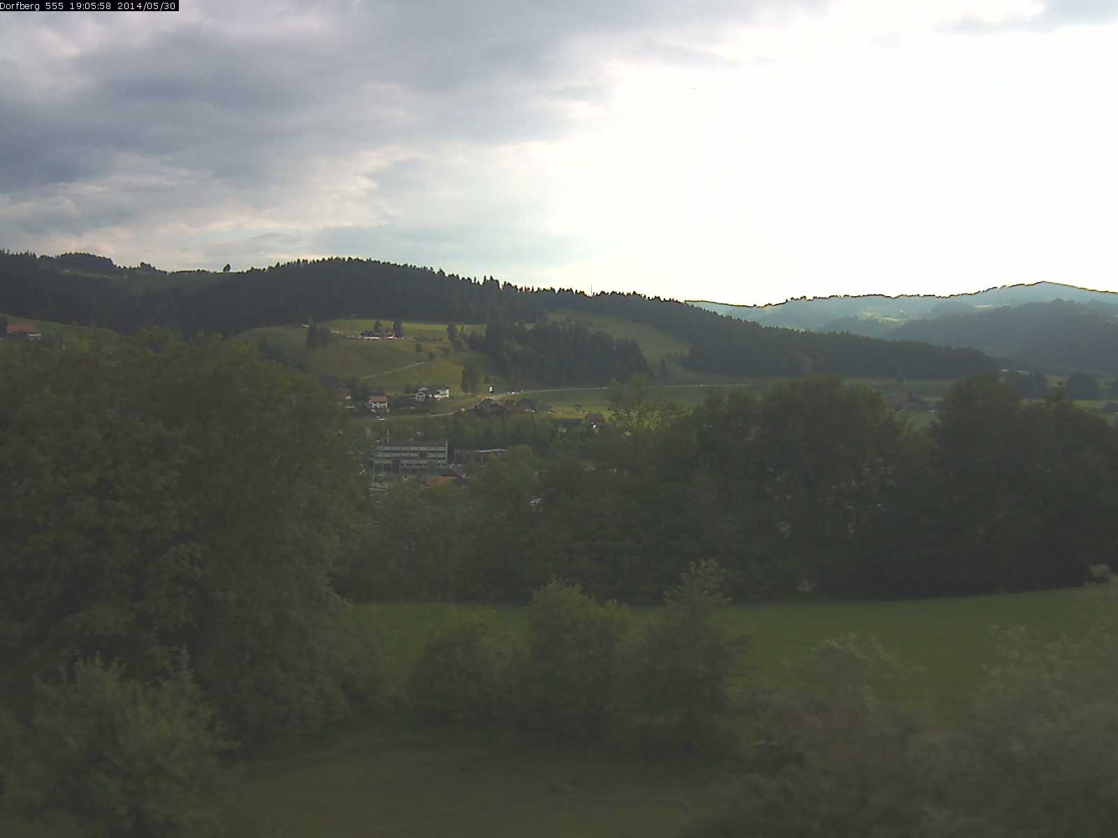 Webcam-Bild: Aussicht vom Dorfberg in Langnau 20140530-190600