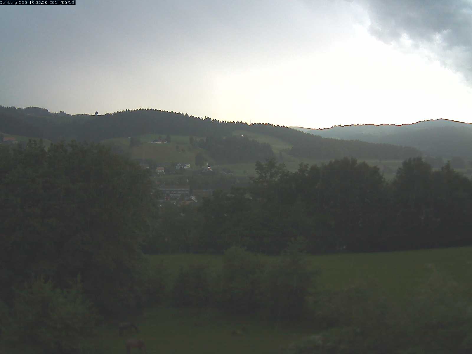 Webcam-Bild: Aussicht vom Dorfberg in Langnau 20140612-190600
