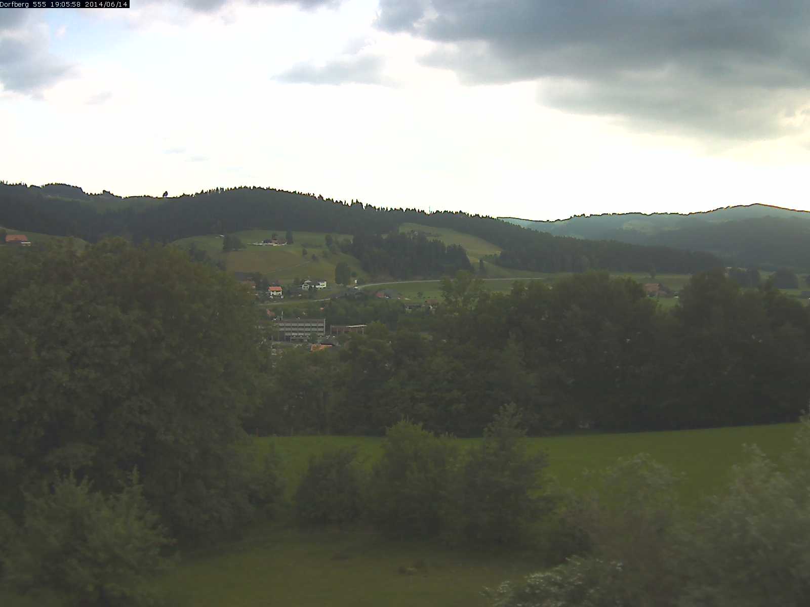Webcam-Bild: Aussicht vom Dorfberg in Langnau 20140614-190600
