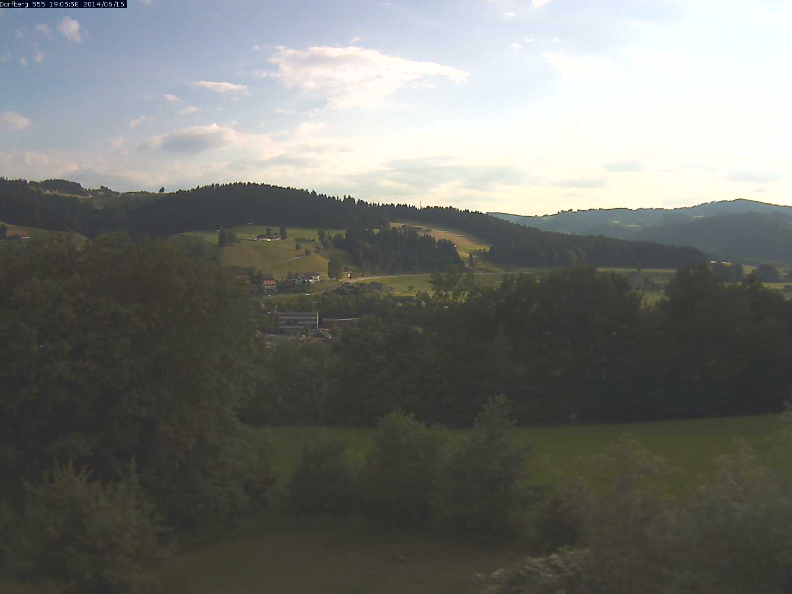 Webcam-Bild: Aussicht vom Dorfberg in Langnau 20140616-190600