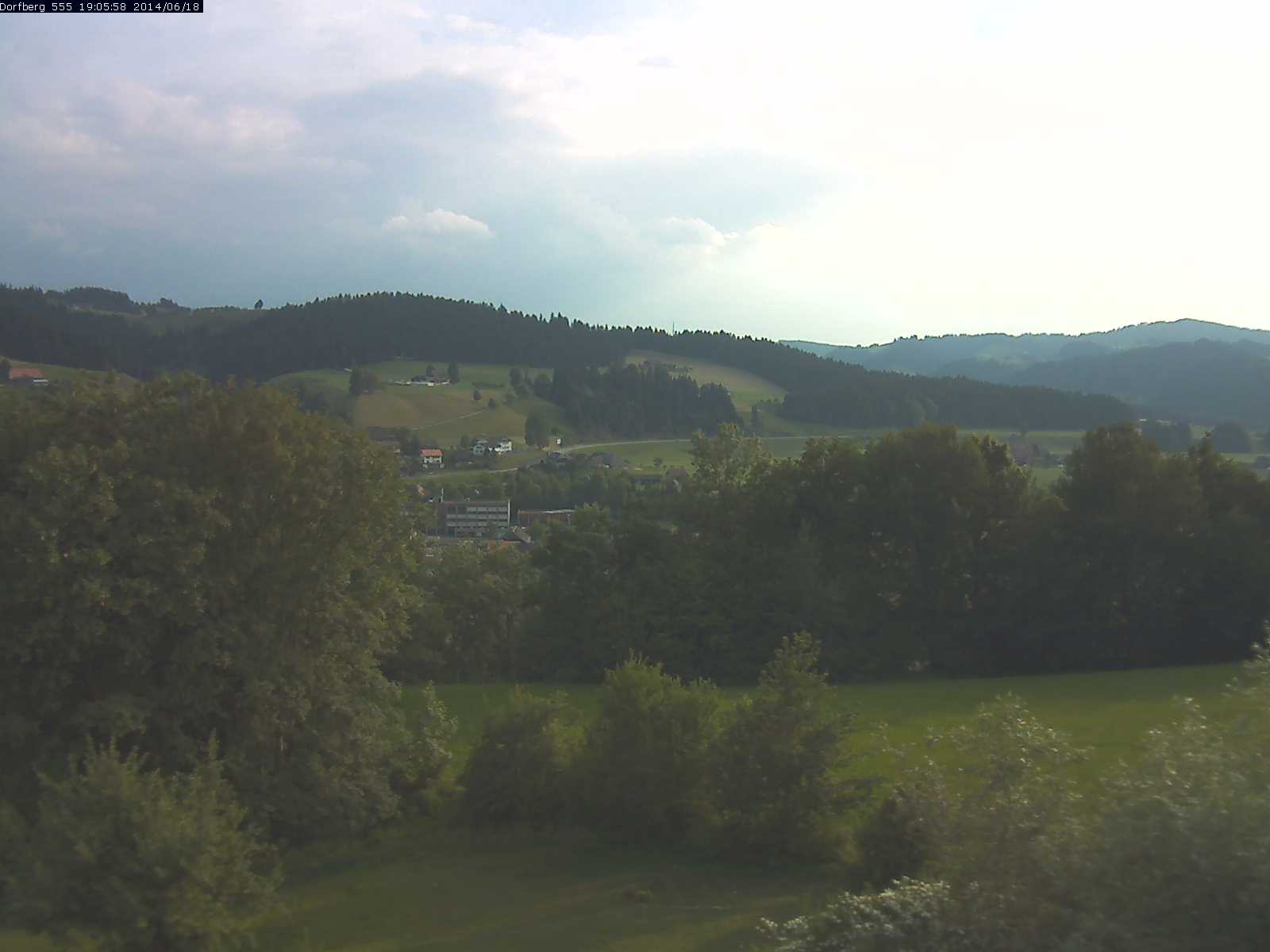 Webcam-Bild: Aussicht vom Dorfberg in Langnau 20140618-190600