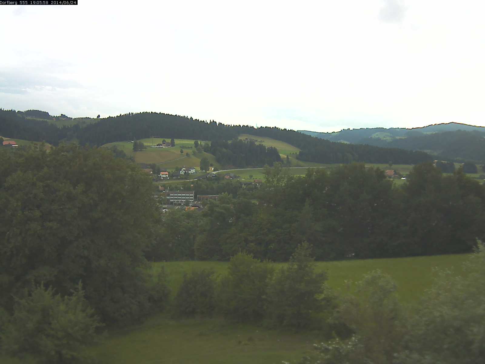 Webcam-Bild: Aussicht vom Dorfberg in Langnau 20140624-190600