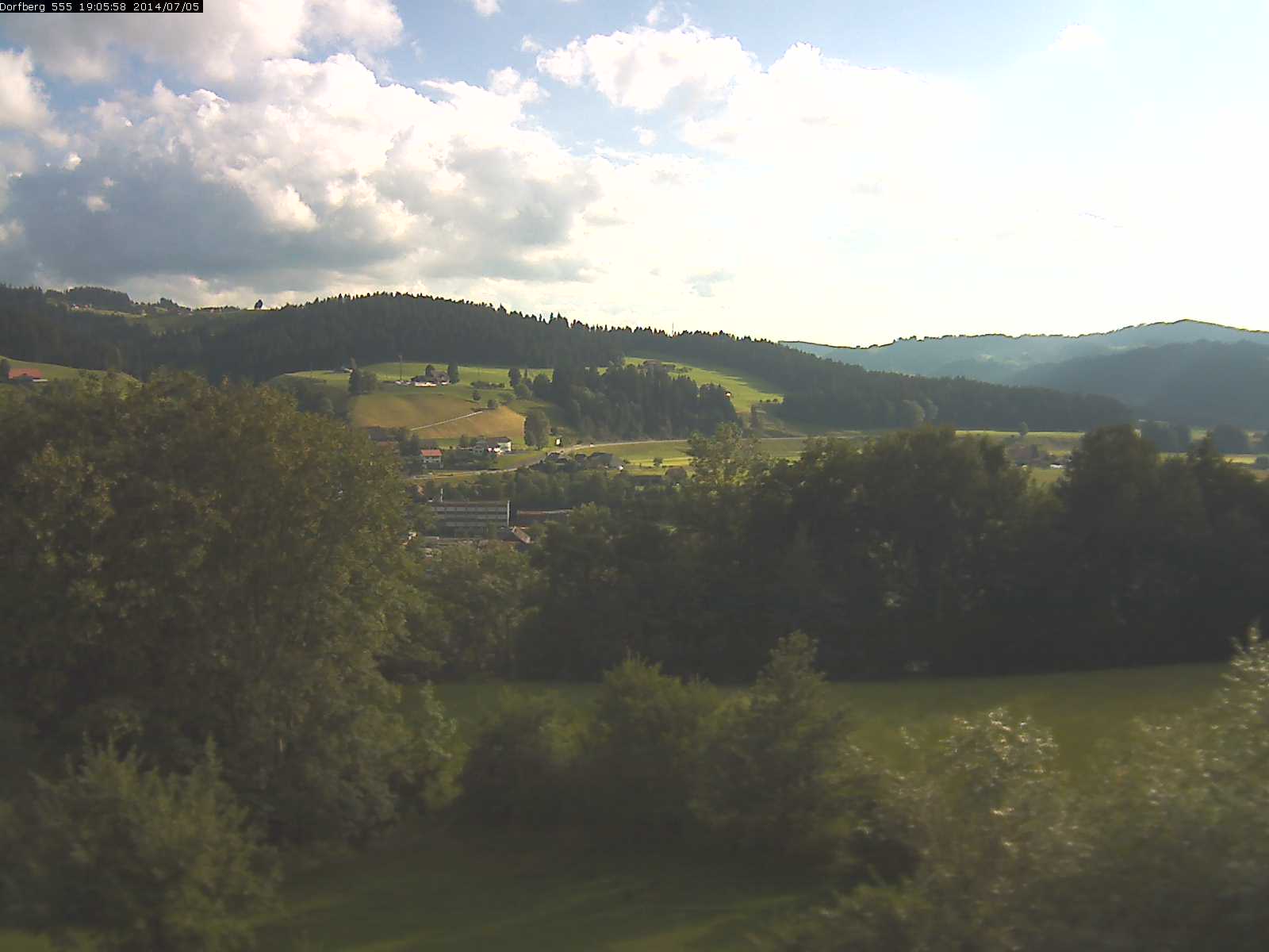 Webcam-Bild: Aussicht vom Dorfberg in Langnau 20140705-190600