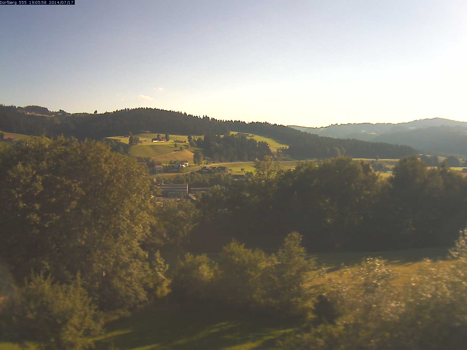 Webcam-Bild: Aussicht vom Dorfberg in Langnau 20140717-190600
