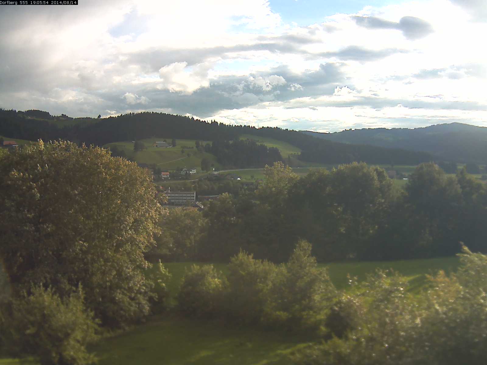 Webcam-Bild: Aussicht vom Dorfberg in Langnau 20140814-190600