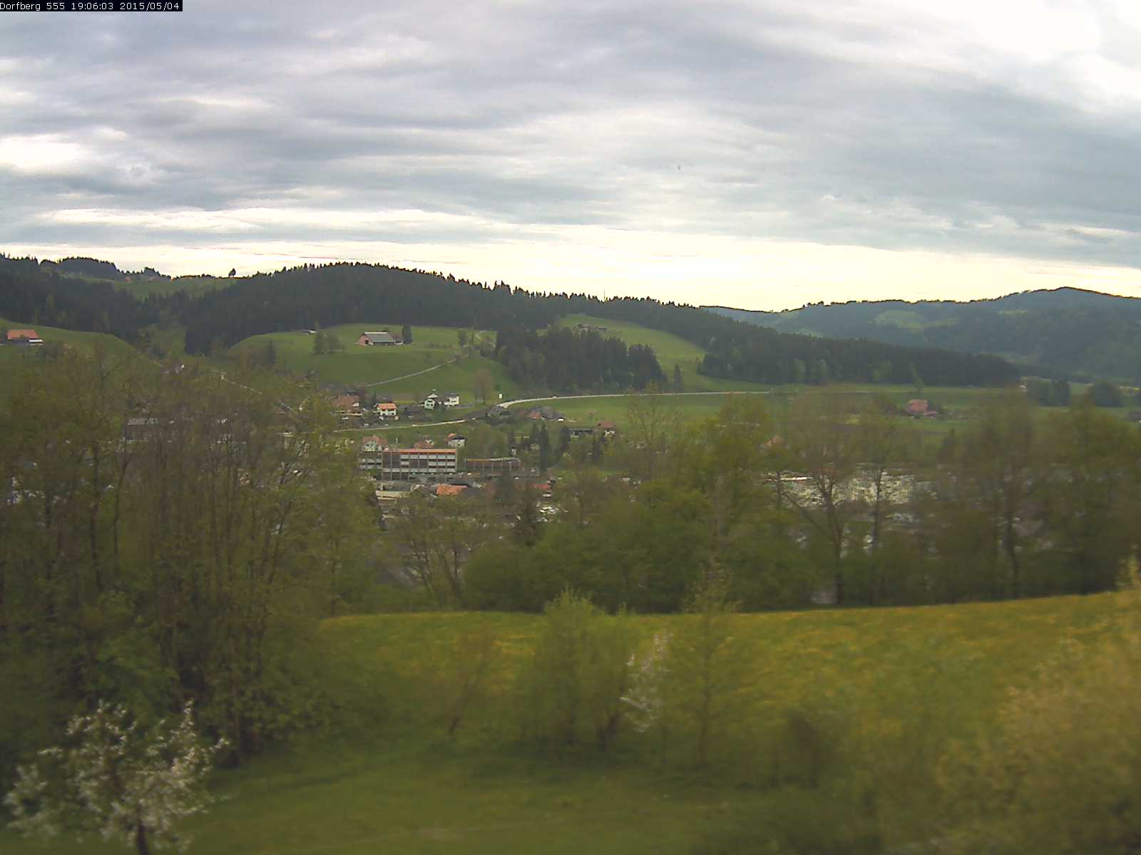 Webcam-Bild: Aussicht vom Dorfberg in Langnau 20150504-190601