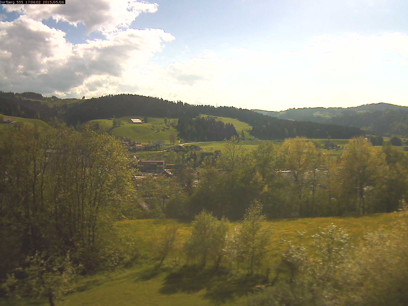 Webcam-Bild: Aussicht vom Dorfberg in Langnau 20150506-170601