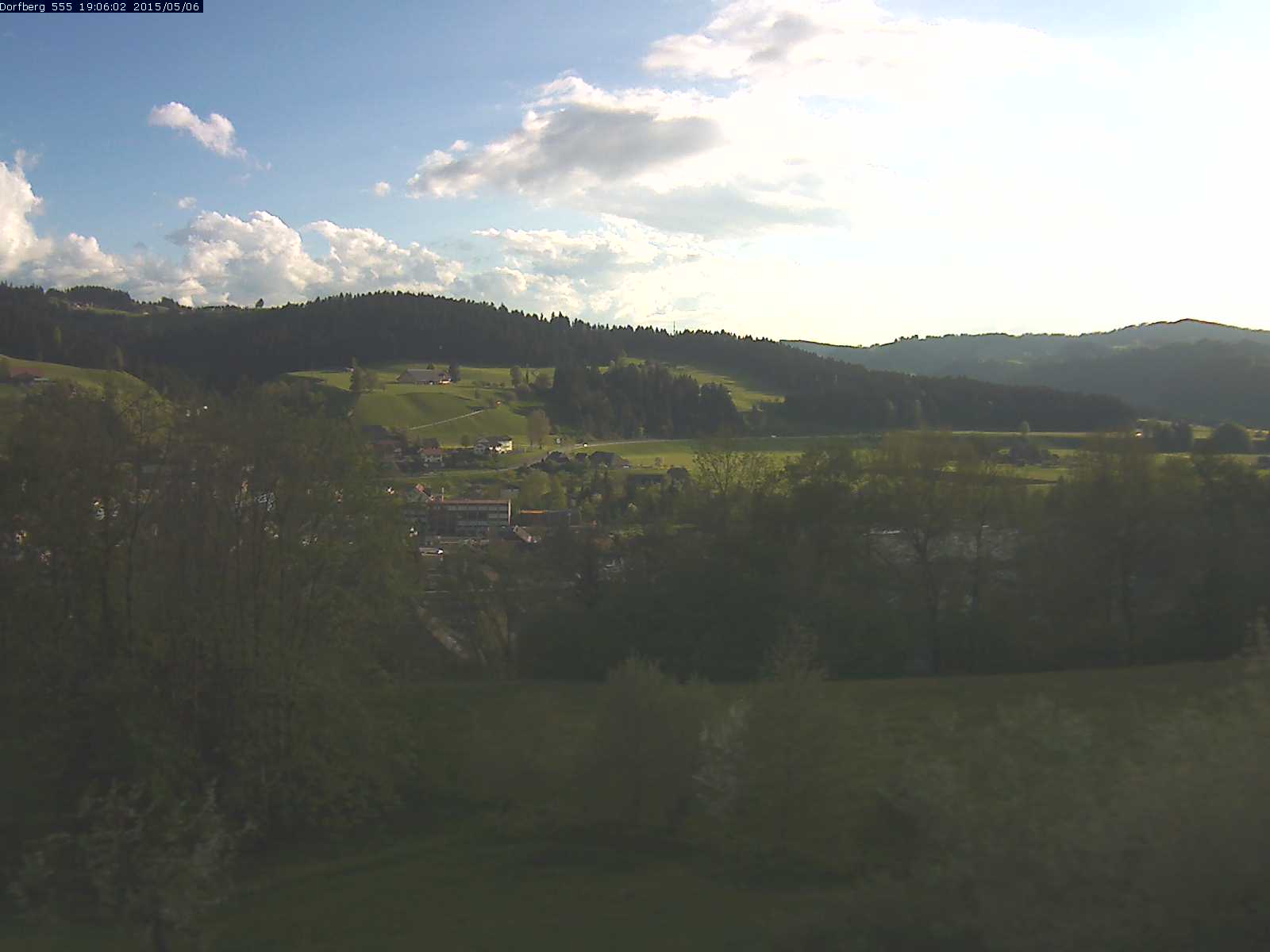 Webcam-Bild: Aussicht vom Dorfberg in Langnau 20150506-190601