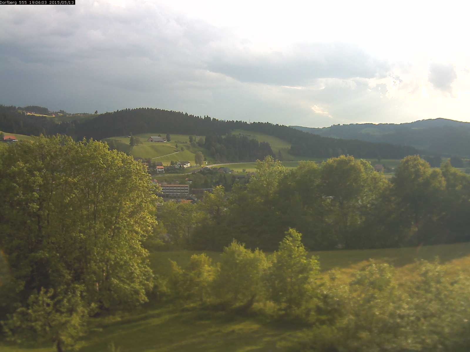 Webcam-Bild: Aussicht vom Dorfberg in Langnau 20150513-190601