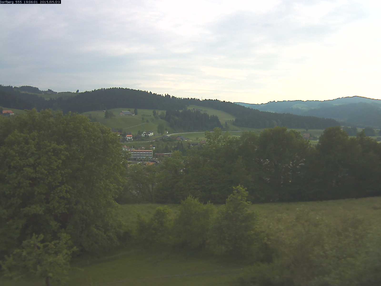 Webcam-Bild: Aussicht vom Dorfberg in Langnau 20150523-190601