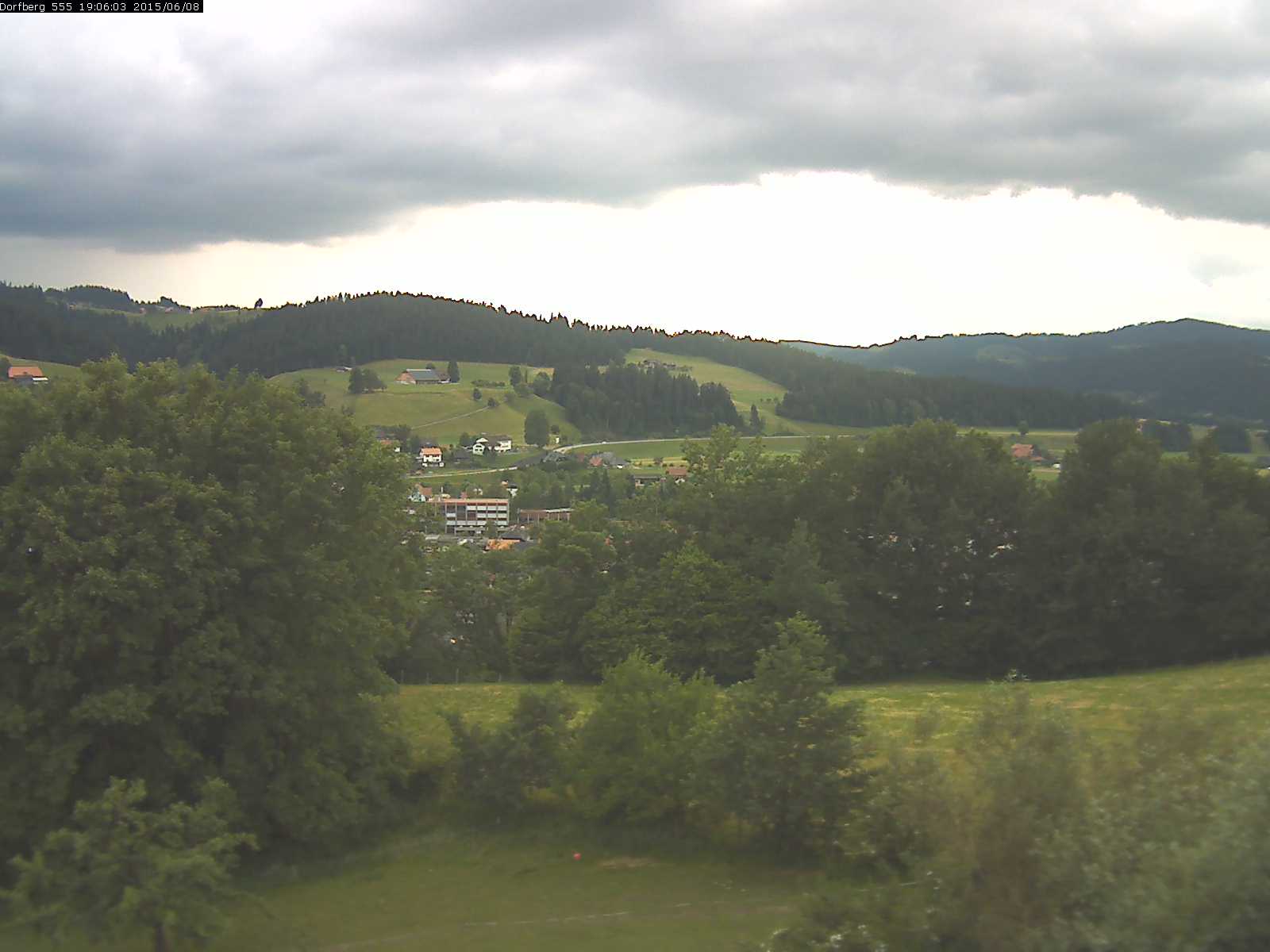 Webcam-Bild: Aussicht vom Dorfberg in Langnau 20150608-190601