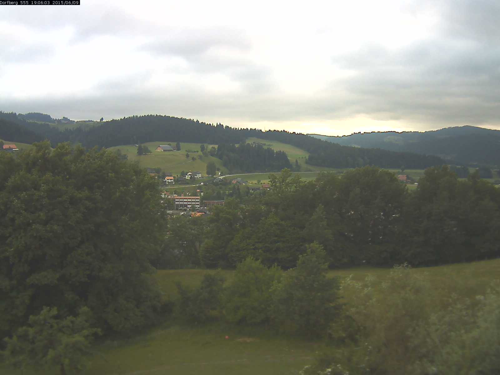 Webcam-Bild: Aussicht vom Dorfberg in Langnau 20150609-190601