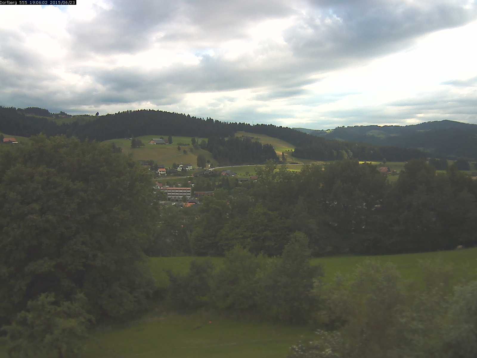 Webcam-Bild: Aussicht vom Dorfberg in Langnau 20150623-190601
