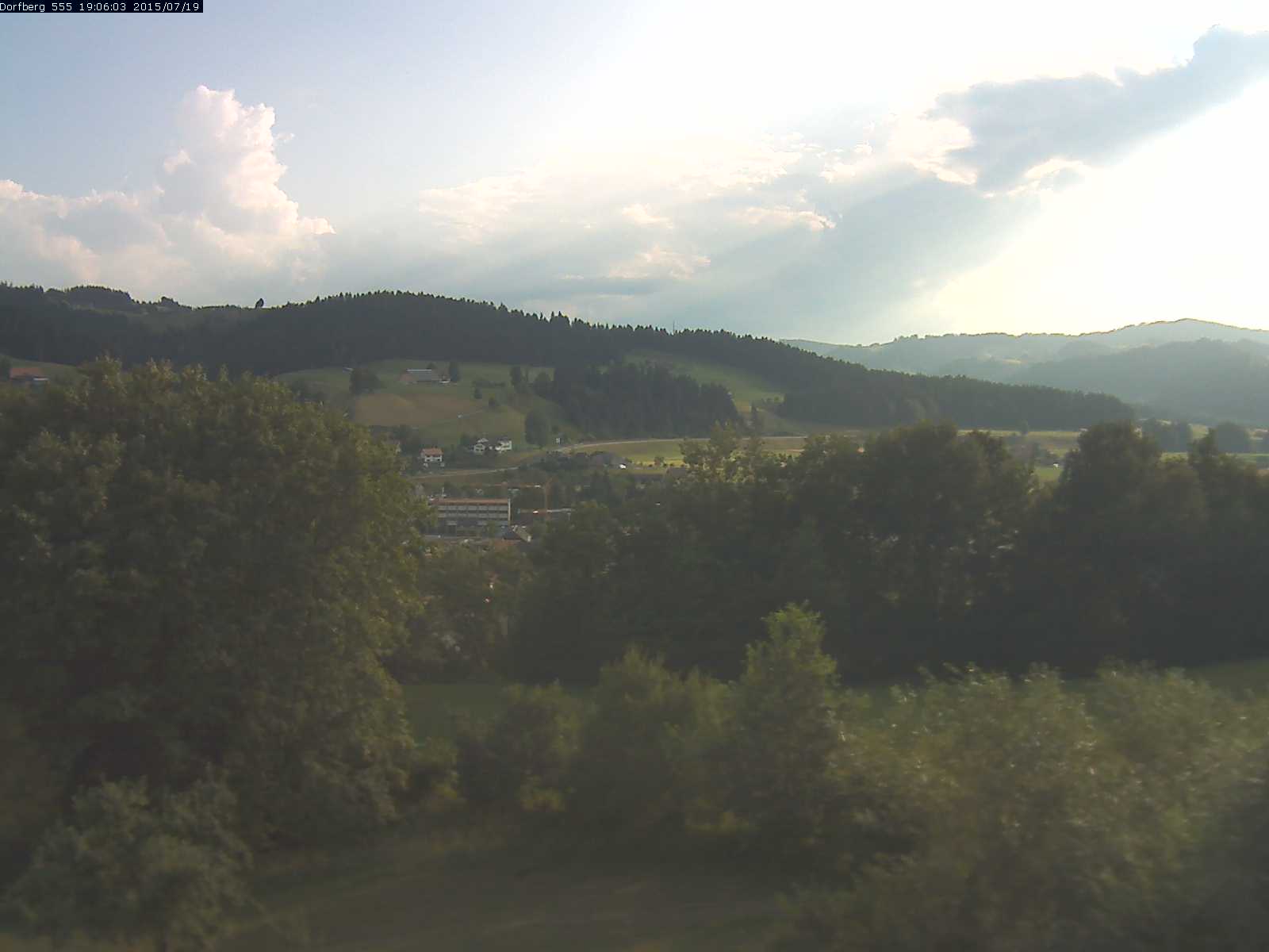 Webcam-Bild: Aussicht vom Dorfberg in Langnau 20150719-190601