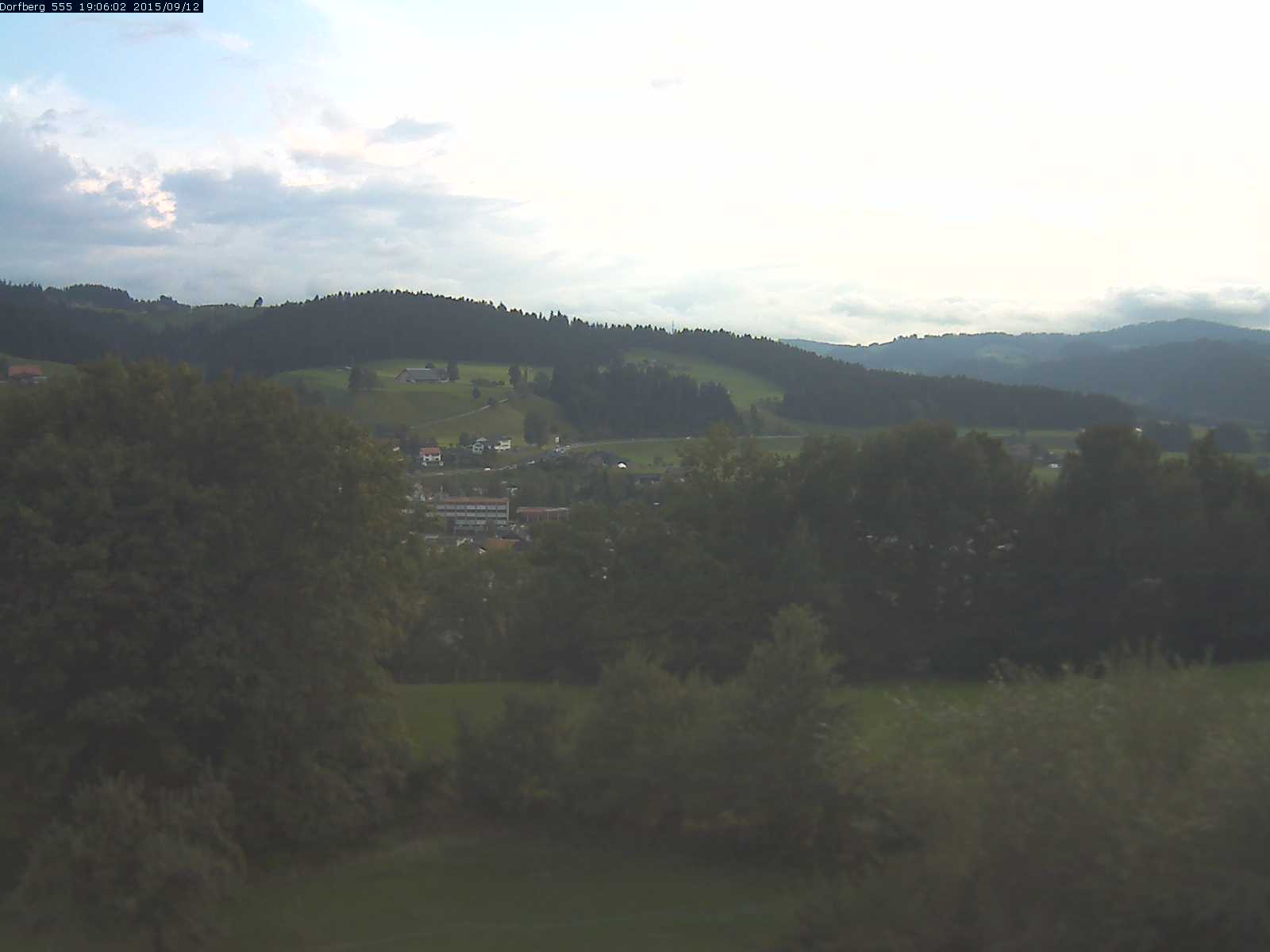 Webcam-Bild: Aussicht vom Dorfberg in Langnau 20150912-190601