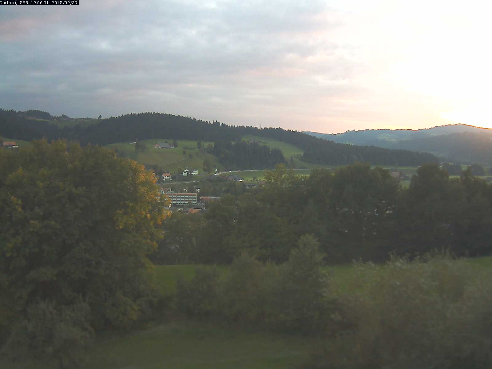 Webcam-Bild: Aussicht vom Dorfberg in Langnau 20150929-190601