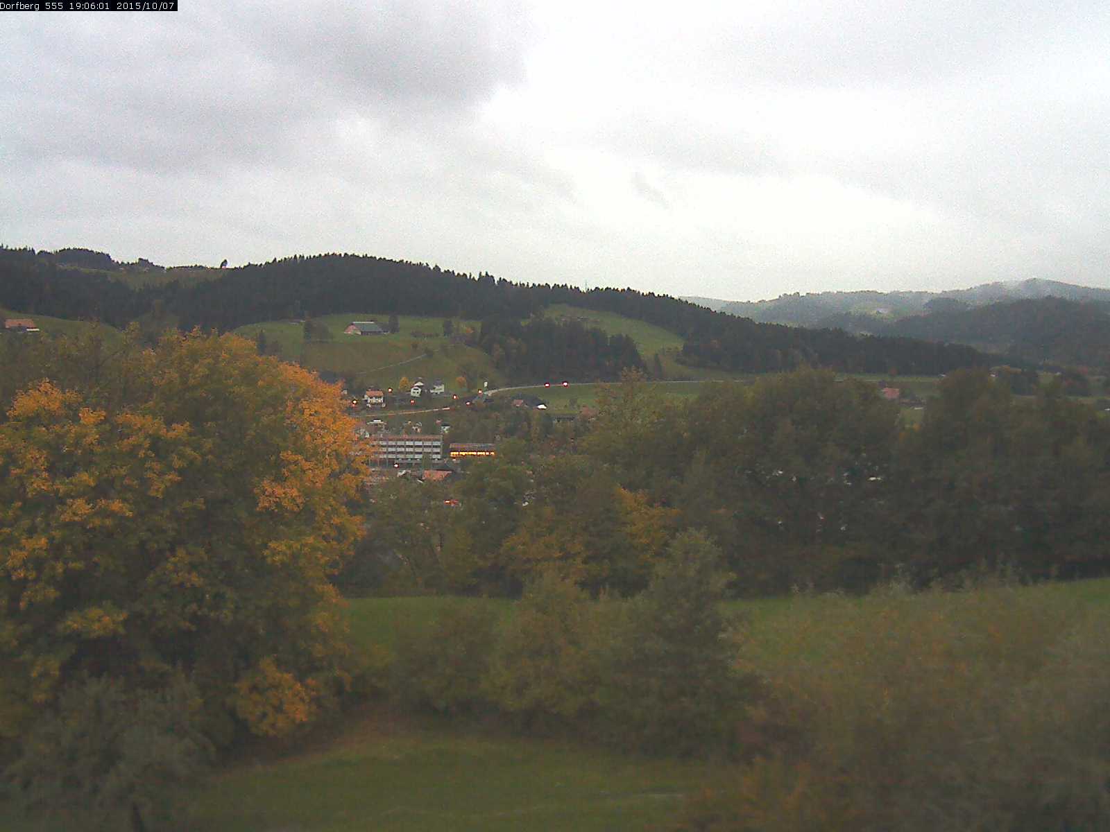 Webcam-Bild: Aussicht vom Dorfberg in Langnau 20151007-190601